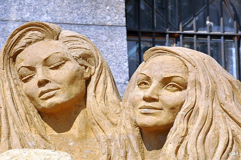 Sand Festival в России: скульптуры из песка у каменной стены